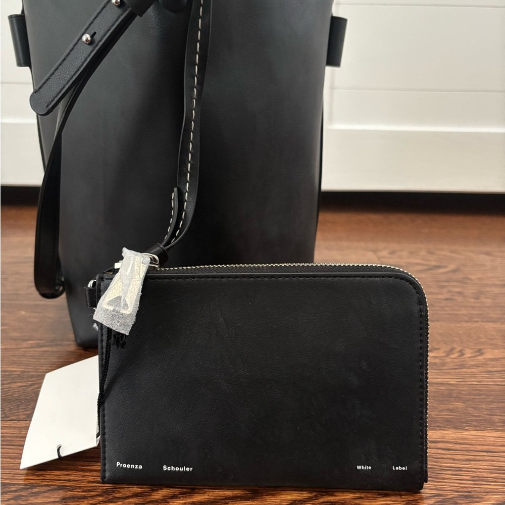 Elegant Black Leather Tote Bag - Picture 6 of 10